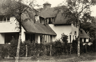 8464 Gezicht op de voorzijde van het Broederschapshuis aan de Sweelincklaan te Bilthoven.